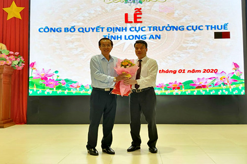 Phó Tổng cục trưởng Nguyễn Thế Mạnh trao quyết định cho ông Cao Văn Tạo (bên trái)