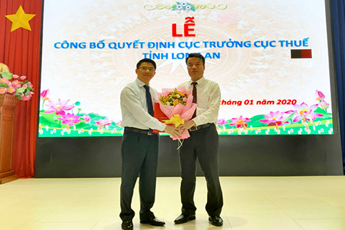 Phó Tổng cục trưởng Tổng cục Thuế Nguyễn Thế Mạnh trao quyết định cho ông Nguyễn Văn Thủy (bên trái)