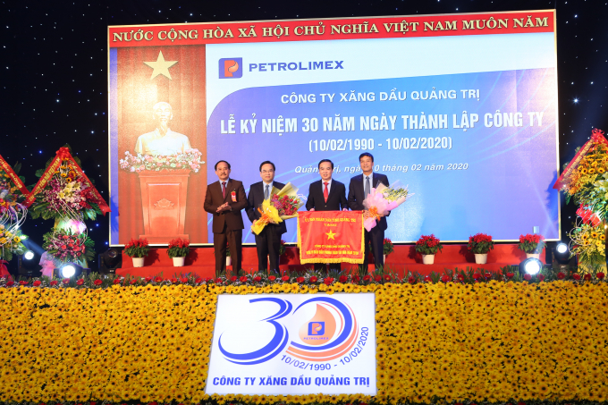 Công ty Xăng dầu Quảng Trị đón nhận cờ thi đua đơn vị xuất sắc năm 2019 của UBND tỉnh Quảng Trị