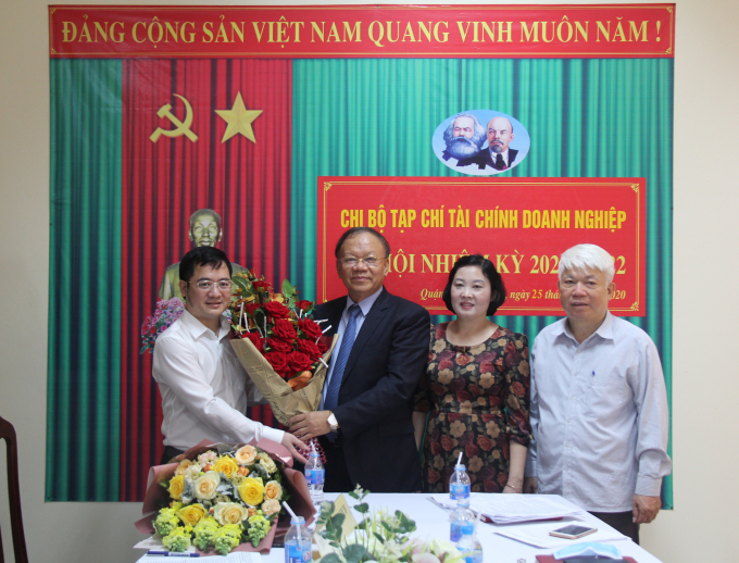 Các đại biểu chúc mừng đồng chí Hà Khắc Minh được bầu làm bí thư Chi bộ nhiệm kỳ 2020 - 2022