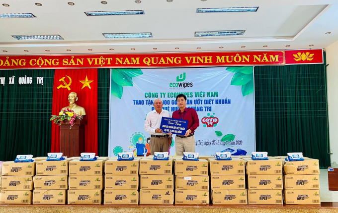 Trao khăn giấy ướt diệt vi khuẩn cho UBND thị xã Quảng Trị