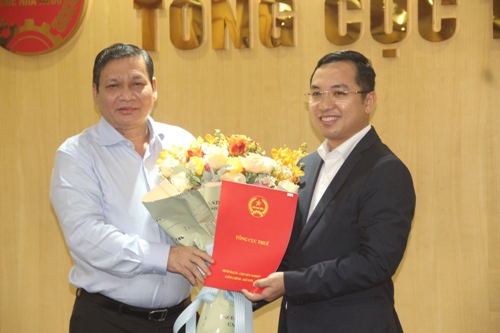 Phó Tổng cục trưởng Tổng cục Thuế Phi Vân Tuấn trao quyết định cho ông Nguyễn Bằng Thắng