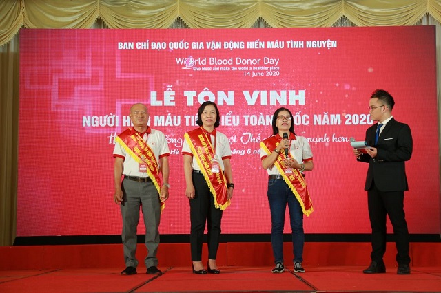 Bà Hà Thu Thanh, Phó Chủ tịch VTCA, Chủ tịch Deloitte Việt Nam (đứng giữa) đã hiến máu 18 lần