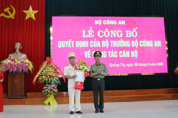 Đại tá Nguyễn Văn Thanh, Phó Giám đốc Công an tỉnh Thừa Thiên Huế (bên trái) nhận Quyết định giữ chức Giám đốc Công an tỉnh Quảng Trị