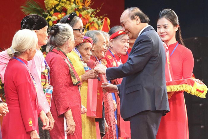 Thủ tướng Nguyễn Xuân Phúc tặng quà các mẹ Việt Nam anh hùng