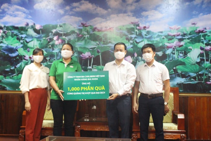 Carlsberg Việt Nam trao tặng 1.000 phần quà cho Uỷ Ban Mặt Trận Tổ Quốc Việt Nam tỉnh Quảng Trị