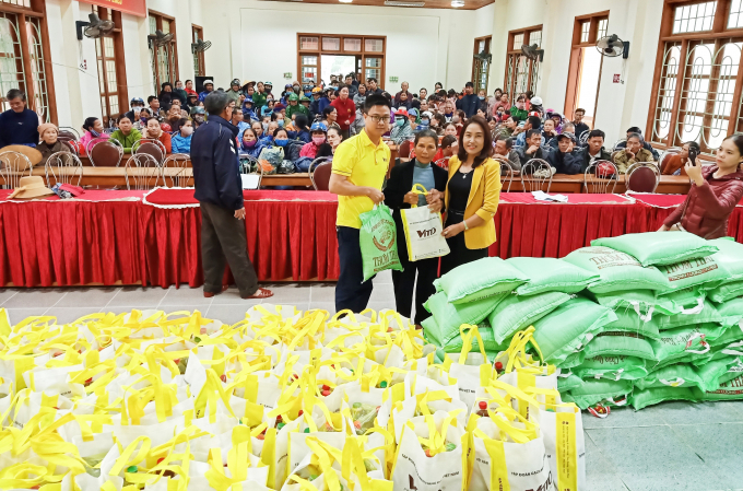 Đại diện lãnh đạo VITTO và Giang Loan trao quà cho bà con ở Đông Giang, Đông Hà, Quảng Trị