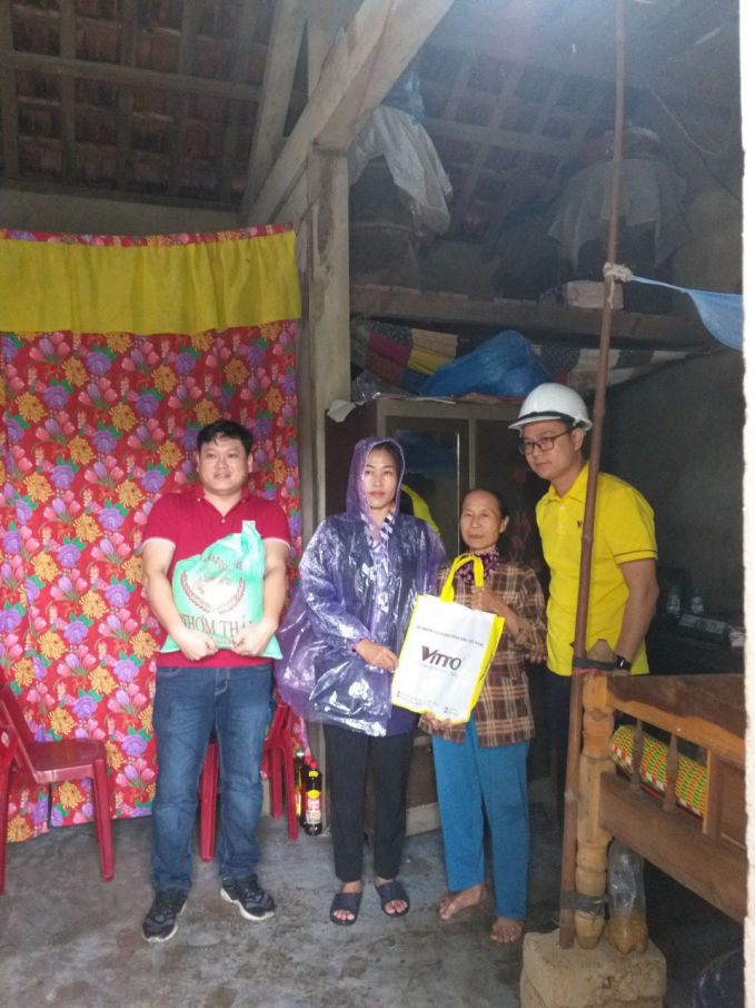 Công ty CP Tập đoàn VITTO và Công ty gạch men Giang Loan tặng quà cho nhân dân vùng lũ tại xã Hải Thượng huyện Hải Lăng, tỉnh Quảng Trị
