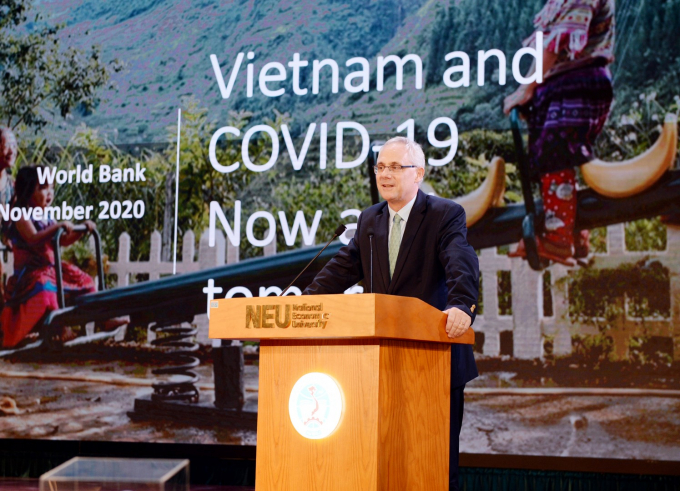 TS. Jacques Morisset, chuyên gia kinh tế trưởng Ngân hàng Thế giới tại Việt Nam trình bày tham luận