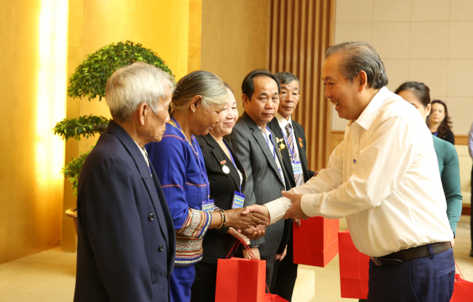 Phó Thủ tướng Thường trực Chính phủ Trương Hòa Bình tặng quà người có công tỉnh Kon Tum