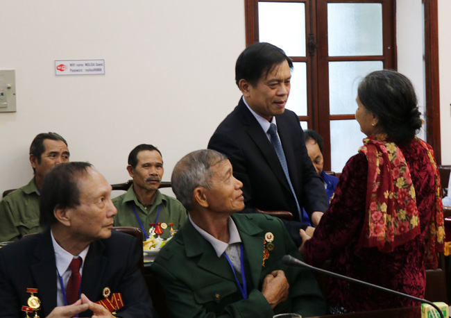 Thứ trưởng Nguyễn Bá Hoan trò chuyện cùng các đại biểu