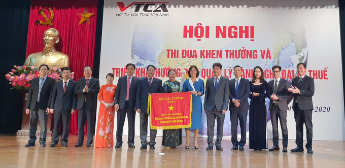 Thừa ủy quyền của Bộ trưởng Bộ Tài chính, Phó Tổng cục trưởng Tổng cục Thuế Đặng Ngọc Minh trao tặng Cờ thi đua cho tập thể đã có thành tích tiêu biểu xuất sắc, dẫn đầu phong trào thi đua ngành Tài chính năm 2019.