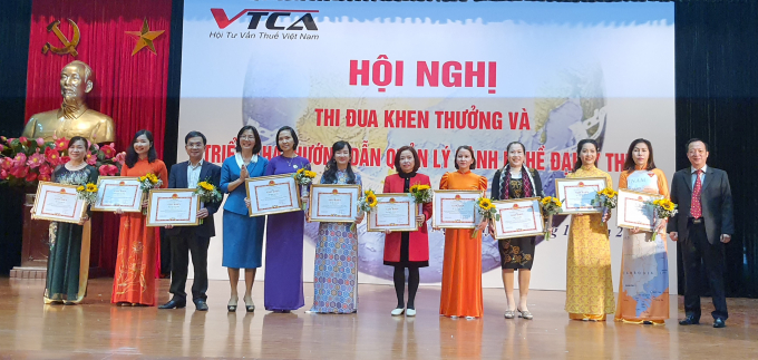 Các hội viên nhận Giấy khen của Chủ tịch VTCA