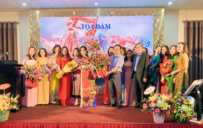 Ông Lê Đức Tiến – Phó chủ tịch UBND tỉnh Quảng Trị và Ông Dương Văn Sơn tặng hoa chúc BCH Hội doanh nhân nữ nhân dịp ra mắt.