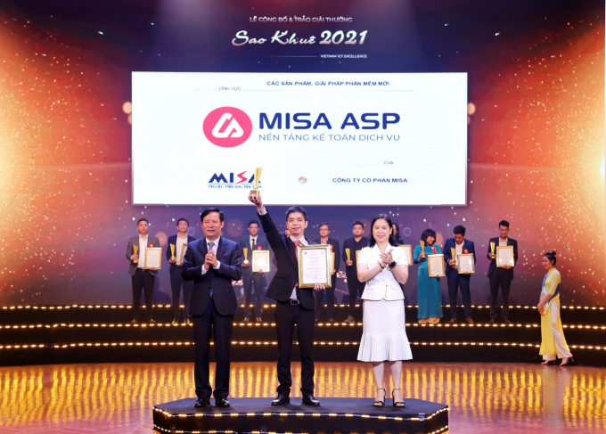 Đại diện MISA nhận giải Các sản phẩm, giải pháp phần mềm mới tiêu biểu cho MISA ASP