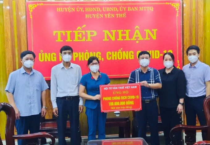 Đại diện Cục Thuế Bắc Giang thay mặt VTCA trao 100 triệu đồng cho UBND huyện Yên Thế - Bắc Giang