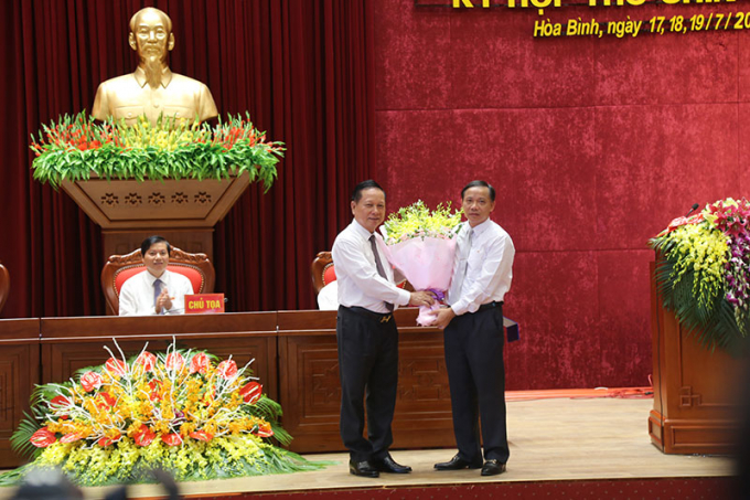 Bí thư Tỉnh ủy Hòa Bình Bùi Văn Tỉnh chúc mừng tân Chủ tịch UBND tỉnh Bùi Văn Khánh (bên phải).