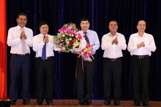 Lãnh đạo tỉnh Đắk Lắk chúc mừng ông Trần Quốc Cường được điều động nhận nhiệm vụ mới.