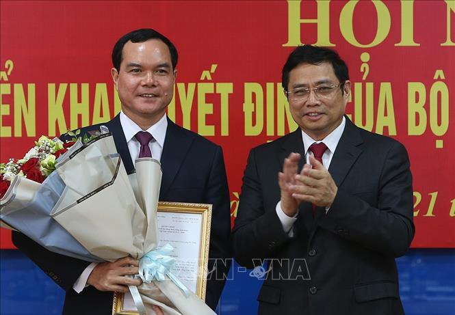 Trưởng ban Tổ chức Trung ương Phạm Minh Chính trao quyết định điều động của Bộ Chính trị cho ông Nguyễn Đình Khang (bên trái) - Ảnh: TTXVN.