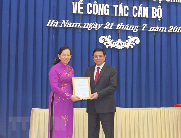 Trưởng Ban Tổ chức Trung ương Phạm Minh Chính trao quyết định của Bộ Chính trị cho bà Lê Thị Thủy.