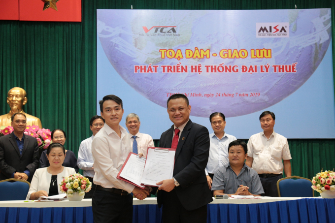 Ông Hồ Đức Hùng – GĐ VP MISA tại TP. HCM đại diện Công ty Cổ phần MISA (phải) ký kết cùng các đại lý thuế phía Nam về việc triển khai phần mềm hóa đơn điện tử meInvoice.vn và phần mềm kế toán cho doanh nghiệp vừa và nhỏ MISA StartBooks.vn.