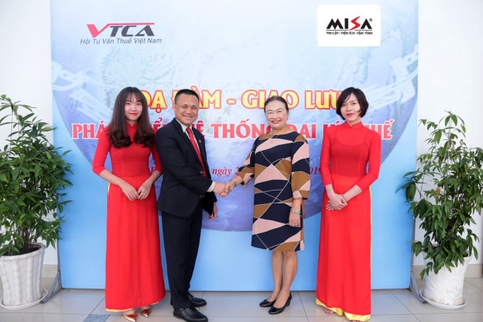 Bà Nguyễn Thị Cúc – Chủ tịch Hội tư Vấn thuế Việt Nam và ông Hồ Đức Hùng - GĐ VP MISA tại TP. HCM tại Lễ Ký kết giữa MISA và các Đại lý thuế phía Nam.
