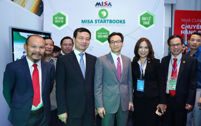 Phó thủ tướng Vũ Đức Đam và Bộ trưởng Bộ TT&TT Nguyễn Mạnh Hùng chúc mừng MISA tiên phong phát triển nền tảng kế toán và quản trị doanh nghiệp tại Vietnam ICT Summit 2019.
