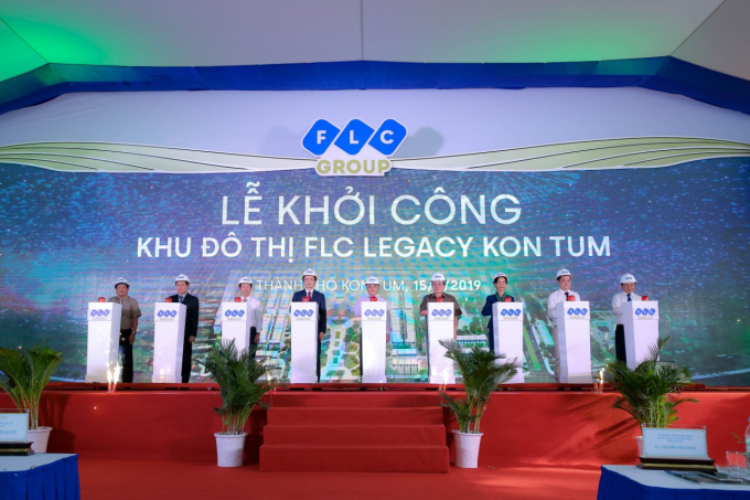 Các đại biểu nhấn nút khởi công Khu đô thị FLC Legacy Kon Tum.