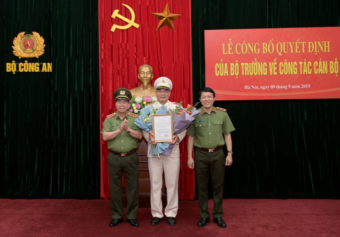 Thứ trưởng Bộ Công an Bùi Văn Nam trao quyết định của Bộ trưởng cho Thiếu tướng Tô Ân Xô.