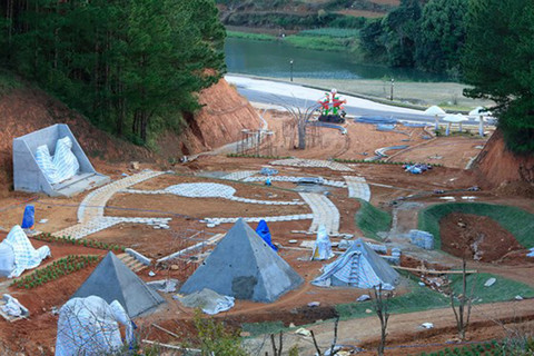 Hàng chục công trình sai phép đang được mọc lên quanh hồ Tuyền Lâm.