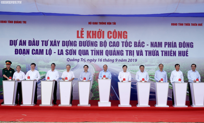 Thủ tướng Nguyễn Xuân Phúc cùng lãnh đạo các bộ ngành, địa phương bấm nút khởi công dự án.