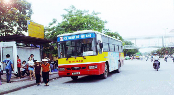 Hà Nội có gần 2.000 xe buýt, tuy nhiên phần lớn xe cũ, chỉ có gần 60 xe đạt tiêu chuẩn châu Âu, 140 xe đạt chuẩn Euro 4. Có 12 đơn vị vận hành 123 tuyến, trong đó có 100 tuyến trợ giá.
