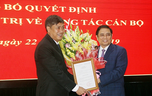 Trưởng ban Tổ chức Trung ương Phạm Minh Chính trao quyết định chuẩn y của Bộ Chính trị cho ông Nguyễn Hữu Đông (bên trái).