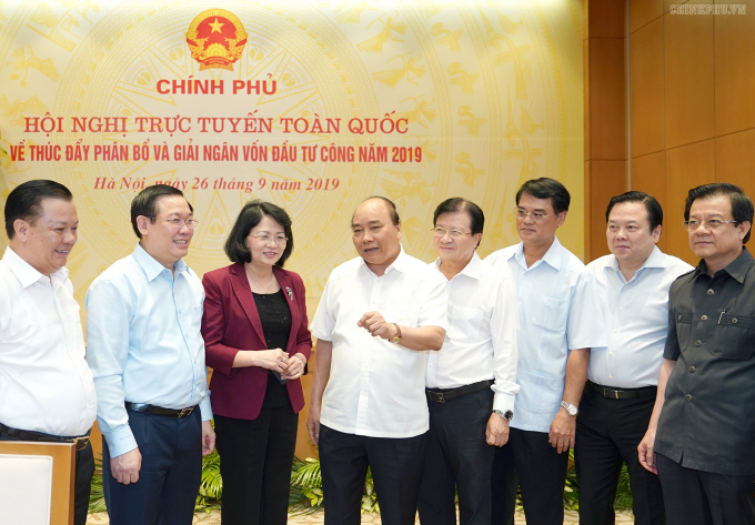 Thủ tướng Nguyễn Xuân Phúc trao đổi với các đại biểu dự hội nghị ngày 26/9.