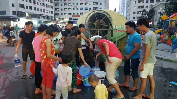 Sau khi phát hiện nước bị nhiễm dầu nhớt, người dân một số khu vực tại Hà Nội phải sử dụng nước 