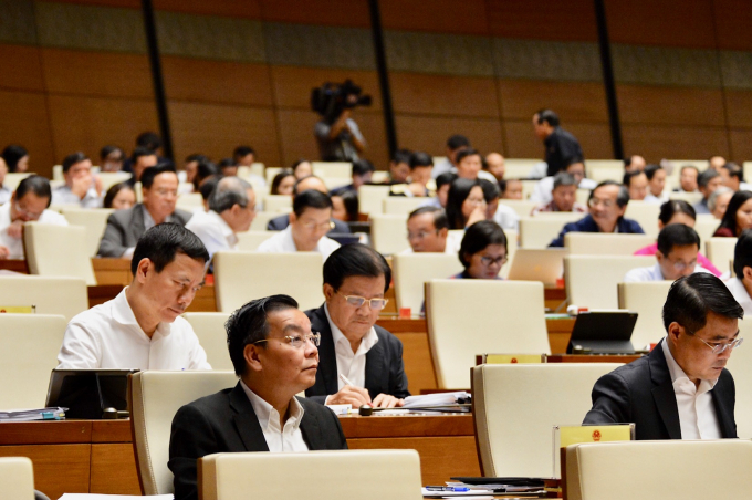 Các đại biểu Quốc hội thảo luận tại hội trường ngày 30/10.