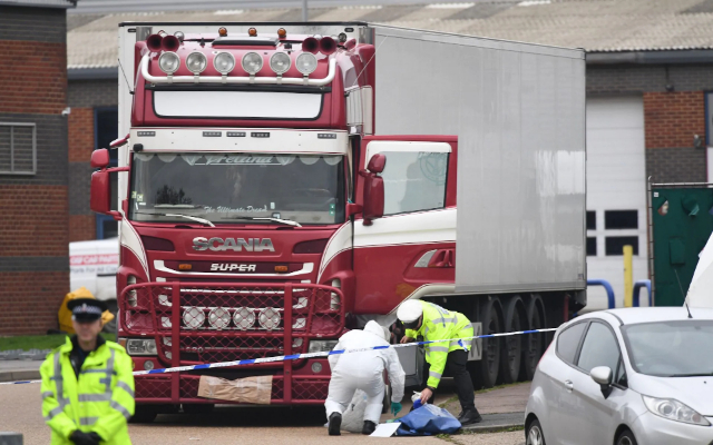 Cảnh sát Anh đang khám nghiệm hiện trường để điều tra vụ 39 người tử vong trong container hôm 23/10 vừa qua.