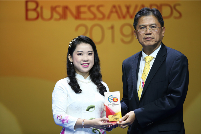 Bà Nguyễn Thùy Linh - CEO Hengsan Việt Nam nhận giải thưởng ASEAN Business Award 2019 .