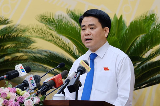 Chủ tịch UBND thành phố Hà Nội Nguyễn Đức Chung trao đổi với cử tri.