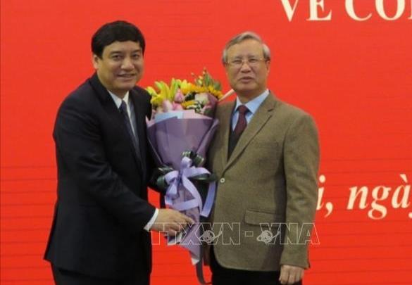 Thường trực Ban Bí thư Trần Quốc Vượng chúc mừng ông Nguyễn Đắc Vinh (bên trái) nhận nhiệm vụ mới - Ảnh: TTXVN.