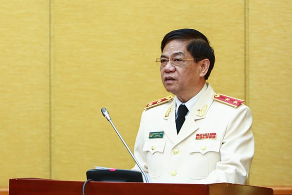Giám đốc Công an TP Hà Nội Đoàn Duy Khương công bố quyết định của Bộ trưởng Bộ Công an.