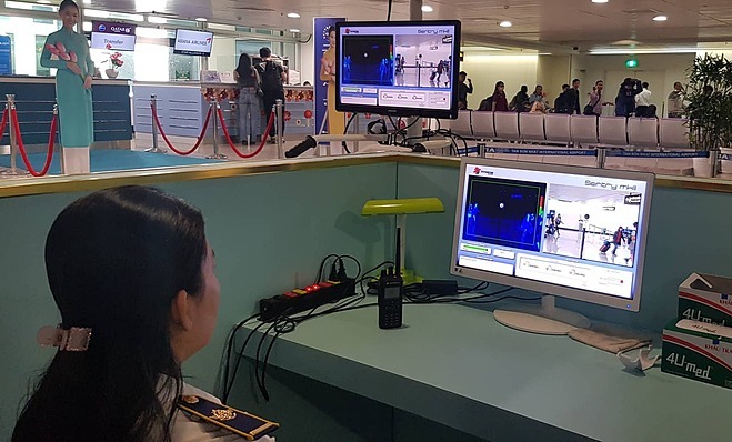 Kiểm tra thân nhiệt hành khách nhập cảnh tại sân bay Tân Sơn Nhất ngày 23/1. Ảnh: D.T