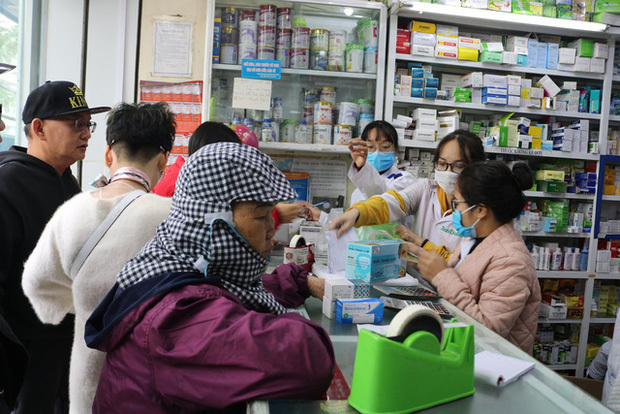 Người dân đổ xô đi mua các loại khẩu trang y tế về dùng để phòng tránh virus corona (ảnh: Giadinh.net)