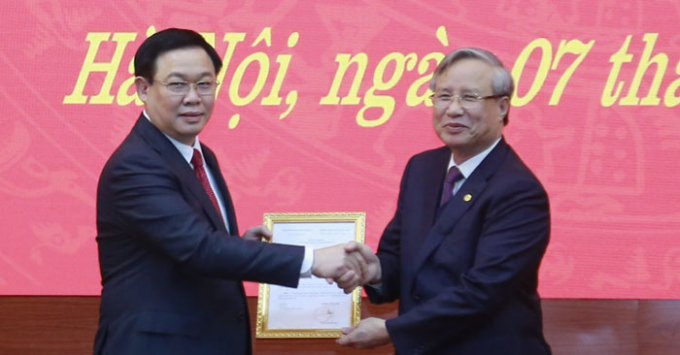 Thường trực Ban Bí thư Trần Quốc Vượng (phải) trao Quyết định của Bộ Chính trị phân công ông Vương Đình Huệ làm Bí thư Thành ủy Hà Nội chiều 7/2.