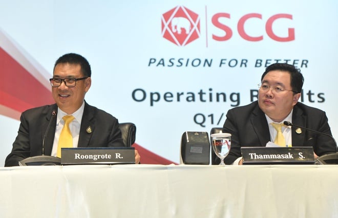 Ông Roongrote Rangsiyopash (trái), Chủ tịch kiêm CEO Tập đoàn SCG Thái Lan. Ảnh: SCG.
