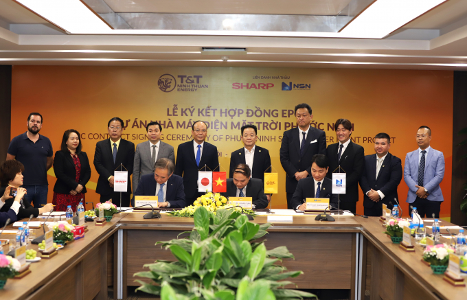 Đại diện Công ty Cổ phần Công nghiệp Năng lượng Ninh Thuận và Liên danh đối tác Sharp – NSN ký hợp đồng EPC dự án nhà máy điện mặt trời Phước Ninh.