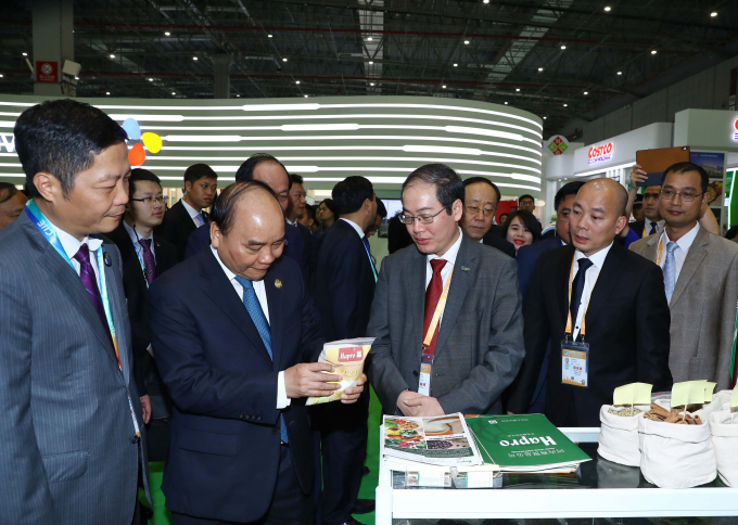 Thủ tướng Chính phủ Nguyễn Xuân Phúc và đoàn cấp cao Việt Nam thăm gian hàng Hapro tại Hội chợ CIIE 2018