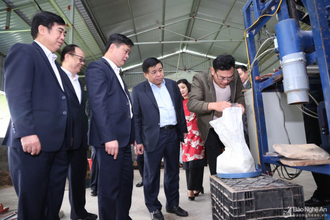 Bộ trưởng Bộ KHĐT Nguyễn Chí Dũng thăm một mô hình kinh tế mới ở Nghệ An hôm 6/3.