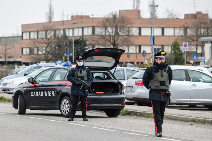 Cảnh sát Italy tại một chốt kiểm soát gần thành phố Bologna hôm 9/3. Ảnh: AFP.