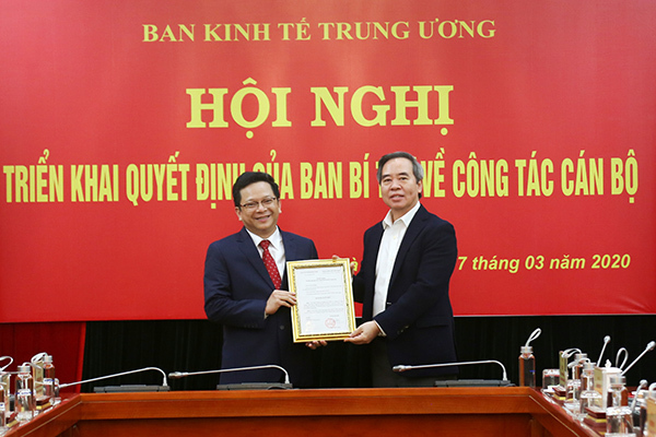Trưởng ban Kinh tế Trung ương Nguyễn Văn Bình trao Quyết định bổ nhiệm cho ông Nguyễn Đức Hiển (trái).